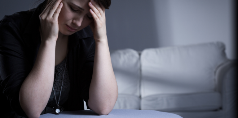 Menace de mort dans le couple : qualifier l’infraction et porter plainte